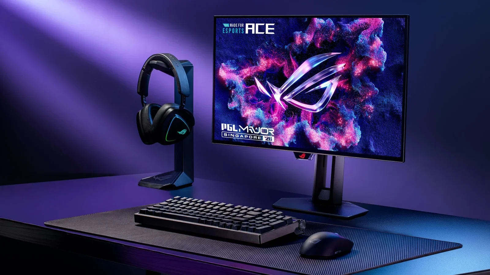 Monitores OLED ROG: monitor em uma mesa com periféricos.